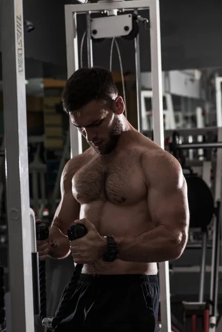 Man training in a gym wearing an oversized top